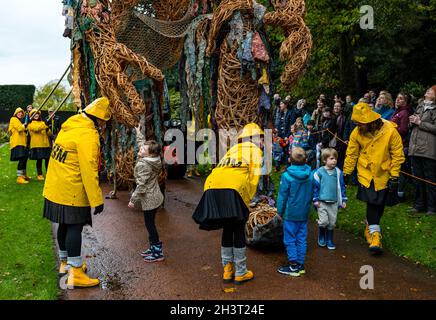 Edimburgo, Scozia, Regno Unito, 30 ottobre 2021. Tempesta di marionette giganti al Botanico: Il marionetta della dea marina di 10 m di Vision Mechanics incontra i visitatori al Royal Botanic Garden in una giornata nuvolosa bagnata. I bambini hanno la possibilità di avvicinarsi al burattino Foto Stock