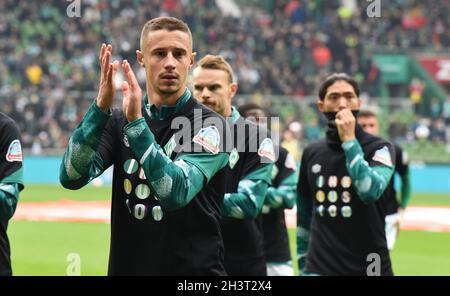 Brema, Germania. 30 Ott 2021. Calcio: 2 Bundesliga, Werder Bremen - FC St. Pauli, Matchday 12, wohninvest Weserstadion. Marco Friedl di Werder ringrazia i fan. Credito: Carmen Jaspersen/dpa - NOTA IMPORTANTE: In conformità con le norme del DFL Deutsche Fußball Liga e/o del DFB Deutscher Fußball-Bund, è vietato utilizzare o utilizzare fotografie scattate nello stadio e/o del match sotto forma di immagini di sequenza e/o serie di foto video-simili./dpa/Alamy Live News Foto Stock