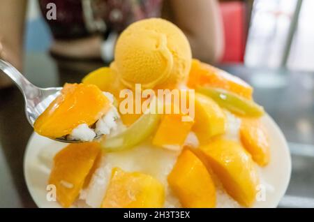 Famosi spuntini taiwanesi di mango rasato ghiaccio Foto Stock