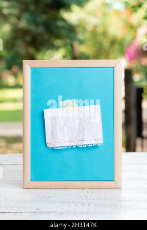 Scrittura di note importanti nuove idee, creazione di record scritti, composizione di un'idea di lettera, redazione di lettere, elenco di documenti di testo, Dr Foto Stock