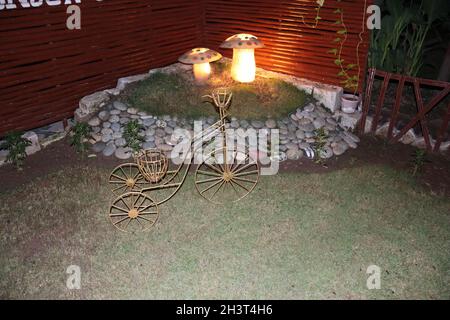 COPPIA DI FUNGHI ARTIFICIALI IN DECORAZIONE GIARDINO |PIETRE DECORO GIARDINO| DECORAZIONE CICLO ARTIFICIALE PEZZO |PRATO DECORO CON LUCI |GIARDINO DECORO WIT Foto Stock