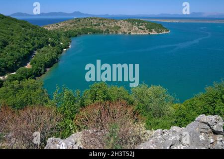 Costa e mare della baia di Grecia di Igoumenitsa Foto Stock