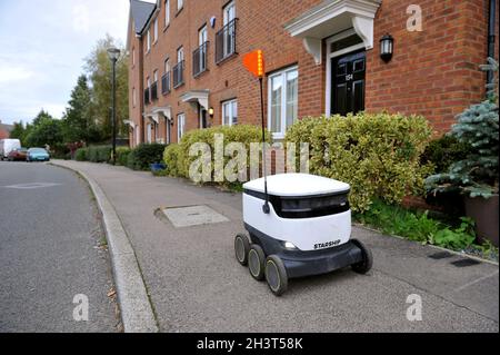 A Starship Robot nell'area di Oxley Park di Milton Keynes, il primo servizio di consegna autonoma della Gran Bretagna che fornisce soluzioni di consegna senza contatto run b Foto Stock