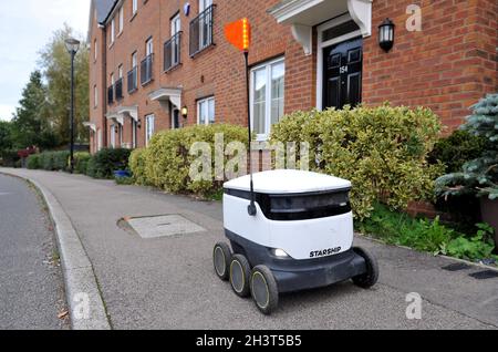 A Starship Robot nell'area di Oxley Park di Milton Keynes, il primo servizio di consegna autonoma della Gran Bretagna che fornisce soluzioni di consegna senza contatto run b Foto Stock