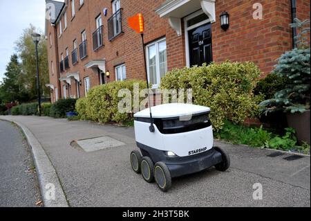 A Starship Robot nell'area di Oxley Park di Milton Keynes, il primo servizio di consegna autonoma della Gran Bretagna che fornisce soluzioni di consegna senza contatto run b Foto Stock