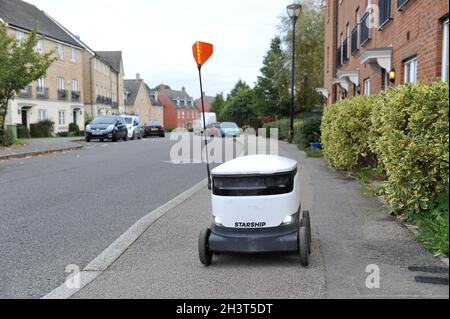 A Starship Robot nell'area di Oxley Park di Milton Keynes, il primo servizio di consegna autonoma della Gran Bretagna che fornisce soluzioni di consegna senza contatto run b Foto Stock