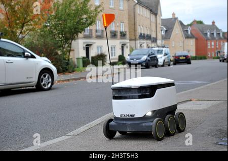 A Starship Robot nell'area di Oxley Park di Milton Keynes, il primo servizio di consegna autonoma della Gran Bretagna che fornisce soluzioni di consegna senza contatto run b Foto Stock