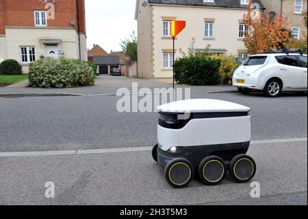 A Starship Robot nell'area di Oxley Park di Milton Keynes, il primo servizio di consegna autonoma della Gran Bretagna che fornisce soluzioni di consegna senza contatto run b Foto Stock