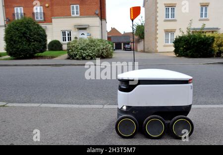 A Starship Robot nell'area di Oxley Park di Milton Keynes, il primo servizio di consegna autonoma della Gran Bretagna che fornisce soluzioni di consegna senza contatto run b Foto Stock