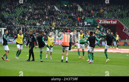 Brema, Germania. 30 Ott 2021. Calcio: 2 Bundesliga, Werder Bremen - FC St. Pauli, Matchday 12, wohninvest Weserstadion. I giocatori di Werder si stanno riscaldando. Credito: Carmen Jaspersen/dpa - NOTA IMPORTANTE: In conformità con le norme del DFL Deutsche Fußball Liga e/o del DFB Deutscher Fußball-Bund, è vietato utilizzare o utilizzare fotografie scattate nello stadio e/o del match sotto forma di immagini di sequenza e/o serie di foto video-simili./dpa/Alamy Live News Foto Stock