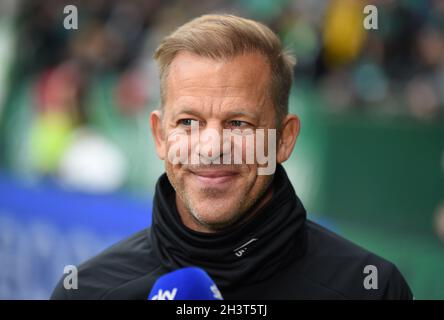 Brema, Germania. 30 Ott 2021. Calcio: 2 Bundesliga, Werder Bremen - FC St. Pauli, Matchday 12, wohninvest Weserstadion. L'allenatore di Werder Markus Anfang sorride durante l'intervista. Credito: Carmen Jaspersen/dpa - NOTA IMPORTANTE: In conformità con le norme del DFL Deutsche Fußball Liga e/o del DFB Deutscher Fußball-Bund, è vietato utilizzare o utilizzare fotografie scattate nello stadio e/o del match sotto forma di immagini di sequenza e/o serie di foto video-simili./dpa/Alamy Live News Foto Stock