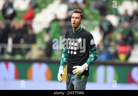 Brema, Germania. 30 Ott 2021. Calcio: 2. Bundesliga, Werder Bremen - FC St. Pauli, Matchday 12, wohninvest Weserstadion. Il portiere di Werder Jiri Pavlenka si sta riscaldando. Per la prima volta è in line-up di partenza in questa stagione. Credito: Carmen Jaspersen/dpa - NOTA IMPORTANTE: In conformità con le norme del DFL Deutsche Fußball Liga e/o del DFB Deutscher Fußball-Bund, è vietato utilizzare o utilizzare fotografie scattate nello stadio e/o del match sotto forma di immagini di sequenza e/o serie di foto video-simili./dpa/Alamy Live News Foto Stock