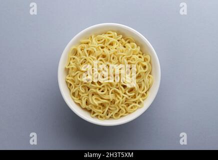 Spaghetti istantanei in piatto bianco, vista dall'alto Foto Stock