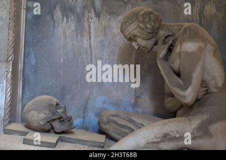 Statua su una vecchia tomba - inizio 1800, marmo - situata nel cimitero di Genova, Italia Foto Stock