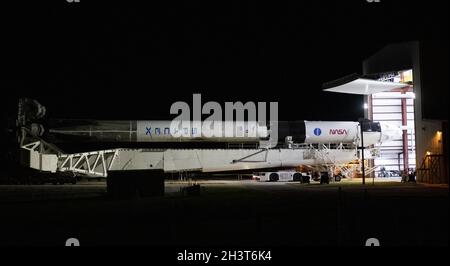 Capo Canaveral, Stati Uniti. 30 Ott 2021. Un razzo SpaceX Falcon 9 con la navicella spaziale Crew Dragon a bordo dell'azienda è visto come viene lanciato sul trampolino di lancio al Launch Complex 39A, mentre i preparativi per la missione Crew-3, mercoledì 27 ottobre 2021, presso il NASAâs Kennedy Space Center in Florida. La missione di NASAâs SpaceX Crew-3 è la terza missione di rotazione dell'equipaggio della navicella spaziale SpaceX Crew Dragon e del razzo Falcon 9 verso la Stazione spaziale Internazionale come parte del programma agencyâs Commercial Crew. Gli astronauti della NASA Raja Chari, Tom Marshburn, Kayla Barron e ESA (Agenzia spaziale europea) AS Foto Stock