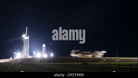 Capo Canaveral, Stati Uniti. 30 Ott 2021. In questa esposizione di 90 secondi, un razzo SpaceX Falcon 9 con la navicella spaziale Crew Dragon a bordo dell'azienda viene visto come viene lanciato sul trampolino di lancio al Launch Complex 39A, mentre i preparativi per la missione Crew-3, mercoledì 27 ottobre 2021, presso il NASAâs Kennedy Space Center in Florida. La missione di NASAâs SpaceX Crew-3 è la terza missione di rotazione dell'equipaggio della navicella spaziale SpaceX Crew Dragon e del razzo Falcon 9 verso la Stazione spaziale Internazionale come parte del programma agencyâs Commercial Crew. Astronauti della NASA Raja Chari, Tom Marshburn, Kayla Barron e ES Foto Stock