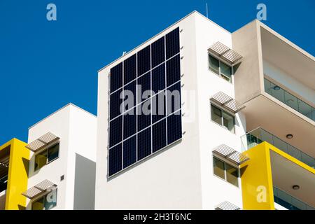 Pannelli solari residenziali nell'edificio degli appartamenti Foto Stock