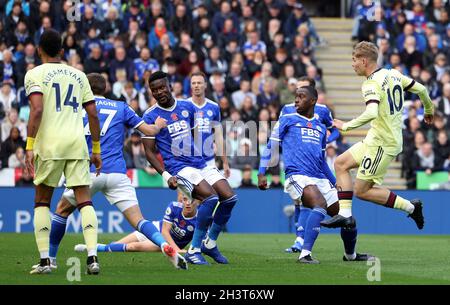 Leicester, Regno Unito. 30 ottobre 2021. Emile Smith Rowe of Arsenal segna il secondo goal Pierre-Emerick Aubameyang durante la partita della Premier League al King Power Stadium di Leicester. Il credito dovrebbe essere: Darren Staples / Sportimage Foto Stock