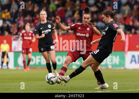 Monaco di Baviera, Germania. 30 Ott 2021. Monaco di Baviera, Germania, 30 ottobre 2021: Lina Magull (16 FC Bayern Monaco di Baviera) e Barbara Dunst (28 Eintracht Francoforte) durante la partita di Pokal Frauen DFB tra il FC Bayern Monaco di Baviera e l'Eintracht Francoforte al campus FC Bayern, Germania. Sven Beyrich/SPP Credit: SPP Sport Press Photo. /Alamy Live News Foto Stock