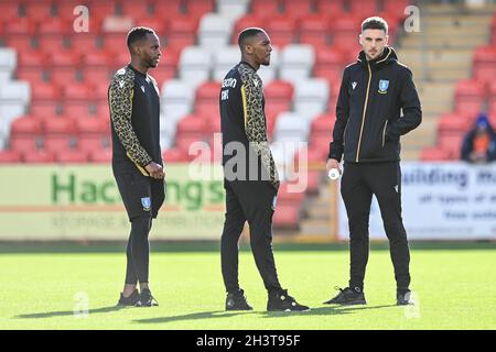 Cheltenham, Regno Unito. 30 Ott 2021. Sheffield Mercoledì giocatori durante l'ispezione pre-partita in, il 10/30/2021. Credit: Sipa USA/Alamy Live News Foto Stock