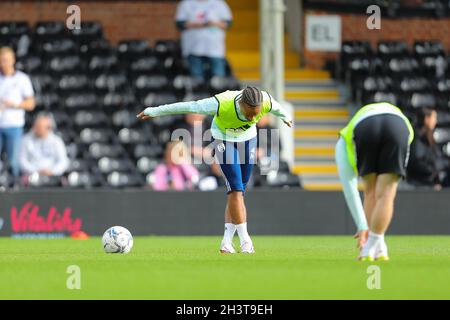 Craven Cottage, Fulham, Londra, Regno Unito. 30 Ott 2021. EFL Championship Football, Fulham contro West Bromwich Albion; Bobby De Cordova-Reid di Fulham riscaldamento. Credit: Action Plus Sports/Alamy Live News Foto Stock