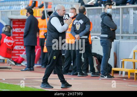 Istanbul, Turchia. 30 Ott 2021. ISTANBUL, TURCHIA - OTTOBRE 30: Allenatore Marius Sumudica di Yeni Malatyaspor durante la partita turca Super Lig tra Kasimpasa SK e Yeni Malatyaspor al Recep Tayyip Erdogan Stadium il 30 ottobre 2021 a Istanbul, Turchia (Foto di Orange Pictures) Credit: Orange Pics BV/Alamy Live News Foto Stock