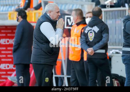 Istanbul, Turchia. 30 Ott 2021. ISTANBUL, TURCHIA - OTTOBRE 30: Allenatore Marius Sumudica di Yeni Malatyaspor durante la partita turca Super Lig tra Kasimpasa SK e Yeni Malatyaspor al Recep Tayyip Erdogan Stadium il 30 ottobre 2021 a Istanbul, Turchia (Foto di Orange Pictures) Credit: Orange Pics BV/Alamy Live News Foto Stock