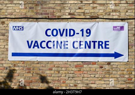 COVID-19 Vaccine Center Sign, Sidcup, Kent. REGNO UNITO Foto Stock
