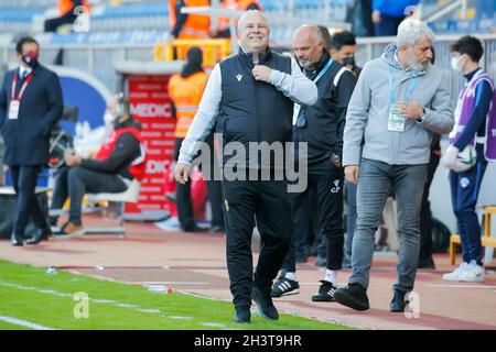 Istanbul, Turchia. 30 Ott 2021. ISTANBUL, TURCHIA - OTTOBRE 30: Allenatore Marius Sumudica di Yeni Malatyaspor durante la partita turca Super Lig tra Kasimpasa SK e Yeni Malatyaspor al Recep Tayyip Erdogan Stadium il 30 ottobre 2021 a Istanbul, Turchia (Foto di Orange Pictures) Credit: Orange Pics BV/Alamy Live News Foto Stock