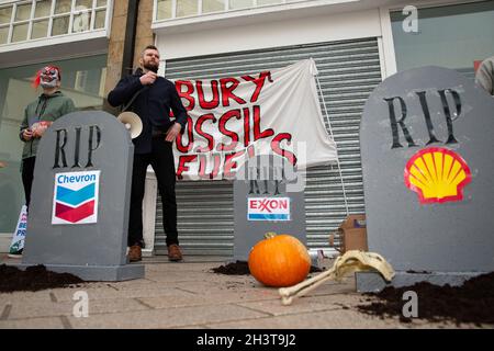 Belfast, Regno Unito. 30 Ott 2021. Belfast, Regno Unito, Europa. 30 Ott 2021. MLA Gerry Carroll con altri membri del People Before profit (PBP) si trovavano nel mercato del mais di Belfast, raccogliendo firme per una petizione per tagliare l'estrazione di combustibili fossili prima della conferenza COP26 sul clima a Glasgow. Credit: Bonzo/Alamy Live News Foto Stock