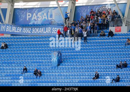 Istanbul, Turchia. 30 Ott 2021. ISTANBUL, TURCHIA - OTTOBRE 30: Tifosi di Kasimpasa SK durante la partita turca Super Lig tra Kasimpasa SK e Yeni Malatyaspor al Recep Tayyip Erdogan Stadium il 30 Ottobre 2021 a Istanbul, Turchia (Foto di Orange Pictures) Credit: Orange Pics BV/Alamy Live News Foto Stock