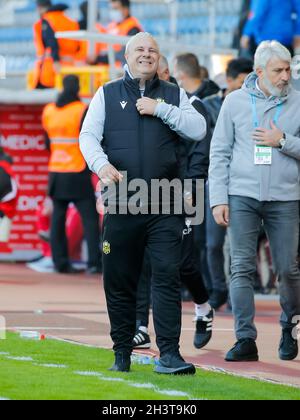 Istanbul, Turchia. 30 Ott 2021. ISTANBUL, TURCHIA - OTTOBRE 30: Allenatore Marius Sumudica di Yeni Malatyaspor durante la partita turca Super Lig tra Kasimpasa SK e Yeni Malatyaspor al Recep Tayyip Erdogan Stadium il 30 ottobre 2021 a Istanbul, Turchia (Foto di Orange Pictures) Credit: Orange Pics BV/Alamy Live News Foto Stock