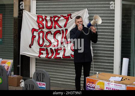 Belfast, Regno Unito. 30 Ott 2021. Belfast, Regno Unito, Europa. 30 Ott 2021. MLA Gerry Carroll con altri membri del People Before profit (PBP) si trovavano nel mercato del mais di Belfast, raccogliendo firme per una petizione per tagliare l'estrazione di combustibili fossili prima della conferenza COP26 sul clima a Glasgow. Credit: Bonzo/Alamy Live News Foto Stock