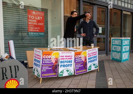 Belfast, Regno Unito. 30 Ott 2021. Belfast, Regno Unito, Europa. 30 Ott 2021. MLA Gerry Carroll con altri membri del People Before profit (PBP) si trovavano nel mercato del mais di Belfast, raccogliendo firme per una petizione per tagliare l'estrazione di combustibili fossili prima della conferenza COP26 sul clima a Glasgow. Credit: Bonzo/Alamy Live News Foto Stock