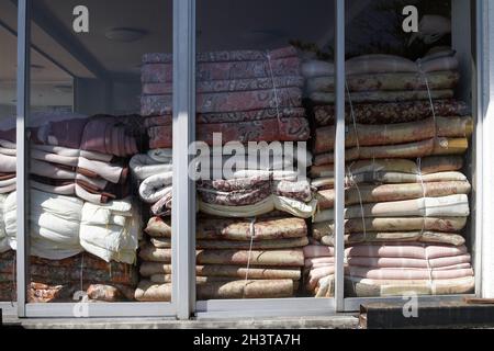 nojiri, nagano, giappone, 2021-20-10 , Futons imballato in un hotel chiuso nel lago di Nojiri in Nagano, Giappone. Foto Stock