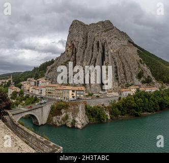 Cloudy gay at Sisteron si trova nel dipartimento delle Alpi dell'alta Provenza nella Côte regione Provenza-Alpi-Costa Azzurra, nel sud-est della Francia. Foto Stock