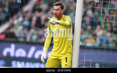 Brema, Germania. 30 Ott 2021. Calcio: 2. Bundesliga, Werder Bremen - FC St. Pauli, Matchday 12, wohninvest Weserstadion. Il portiere di Werder Jiri Pavlenka dirige il muro. Credito: Carmen Jaspersen/dpa - NOTA IMPORTANTE: In conformità con le norme del DFL Deutsche Fußball Liga e/o del DFB Deutscher Fußball-Bund, è vietato utilizzare o utilizzare fotografie scattate nello stadio e/o del match sotto forma di immagini di sequenza e/o serie di foto video-simili./dpa/Alamy Live News Foto Stock