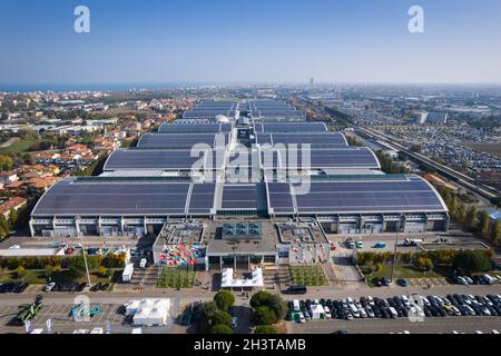 Vista aerea dei tetti dei padiglioni Rimini Fiera interamente ricoperti di pannelli solari. Rimini, Italia - Ottobre 2021 Foto Stock