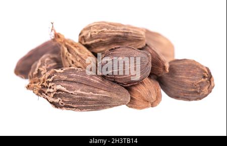 Mucchio di baccelli di cardamomo neri isolati su sfondo bianco. Semi di cardamone nero. Tracciato di ritaglio. Foto Stock