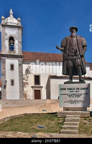Statua di Vasco da Gama e chiesa di Sines, Alentejo - Portogallo Foto Stock
