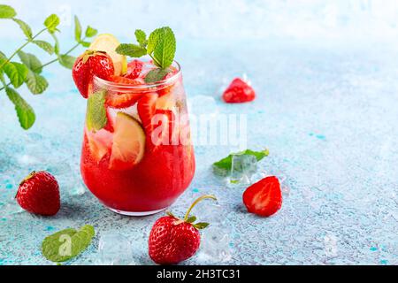 Bevanda ghiacciata alla fragola con lime. Foto Stock