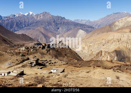 Vista sul villaggio di Jharkot e sulla cima di Thapa nell'Himalaya. Distretto di Mustang, Nepal. Foto Stock