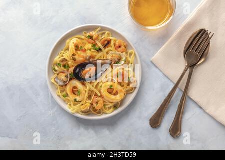 Pasta di pesce. Una foto in alto di tagliolini con cozze, gamberetti, ecc. Foto Stock