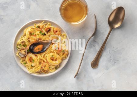 Pasta di pesce, primo piano. Tagliolini con cozze, gamberetti ecc. Foto Stock