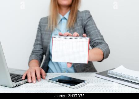 Consulente finanziario che dà le punte di risparmio di soldi, imprenditore che discute gli affari, i dispositivi di tecnologia di informazione nuovi, il programmatore creati Foto Stock