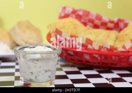 Catfish fritto con salsa Tartar e Fries francese al Cafe Foto Stock