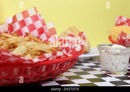 Catfish fritto con salsa Tartar e Fries francese al Cafe Foto Stock