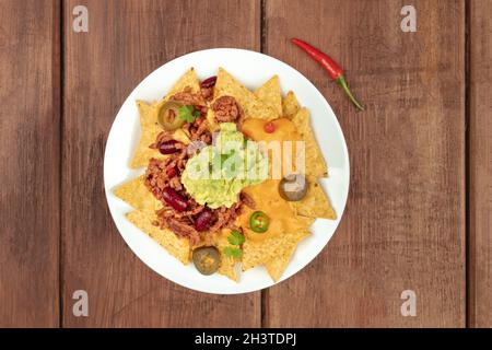 Nachos con formaggio e peperoncino Messicano tradizionale snack, con copyspace Foto Stock
