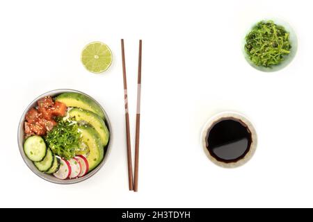 Hawaiian tonno insalata poke su bianco, con alghe wakame salad, bastoncini, e spazio di copia Foto Stock