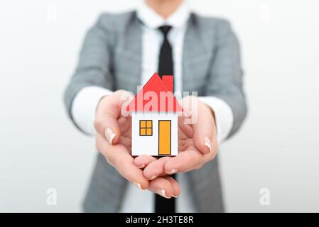 Agente immobiliare che vende nuova proprietà, architetto che dà la punta della costruzione della casa, spese di sviluppo della casa, dando proprietà della terra Foto Stock